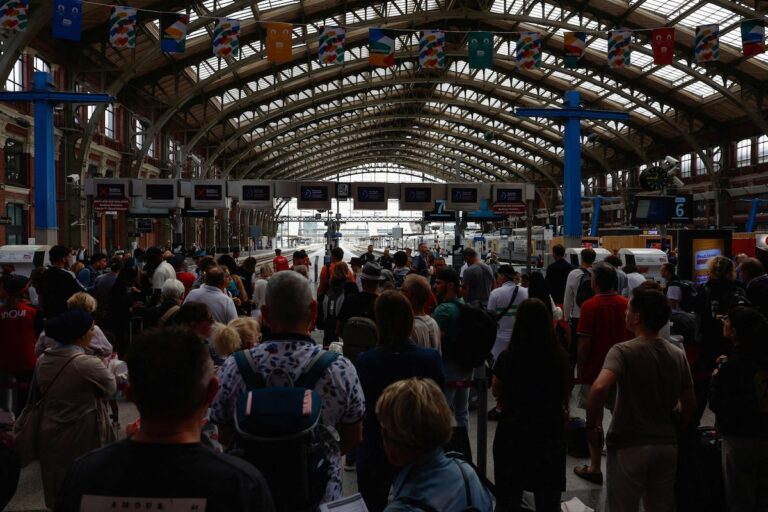 La police française sollicite l'aide du FBI dans l'enquête sur le sabotage du train à grande vitesse quelques heures avant la cérémonie d'ouverture des Jeux olympiques