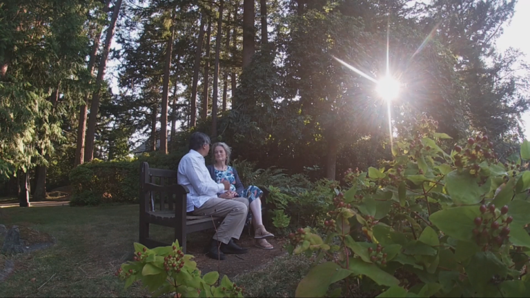 « L'amour est magique » : les amoureux d'une école de Colombie-Britannique se retrouvent 35 ans plus tard