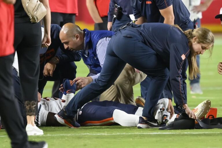 L'ancienne vedette de la LCF Douglas Coleman III immobilisé et transporté hors du terrain sur une civière lors d'un match des Bears