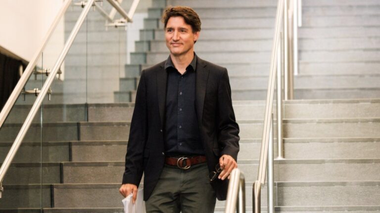 Le Canada va restreindre l'immigration des travailleurs étrangers à bas salaires et envisage de réduire ses objectifs d'immigration