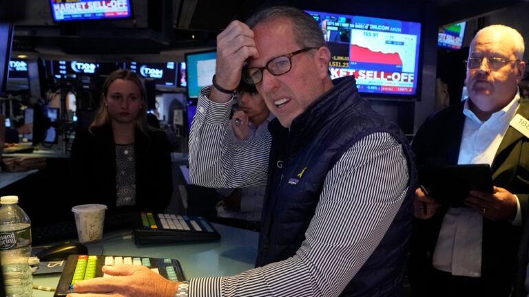 Le Dow Jones chute de 760 points et les actions japonaises subissent leur pire crash depuis 1987 en raison des inquiétudes concernant l'économie américaine