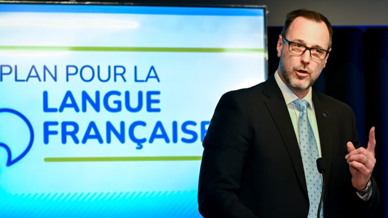 Le Québec s'engage à clarifier la nouvelle directive sur les soins de santé après une rencontre avec des groupes anglophones