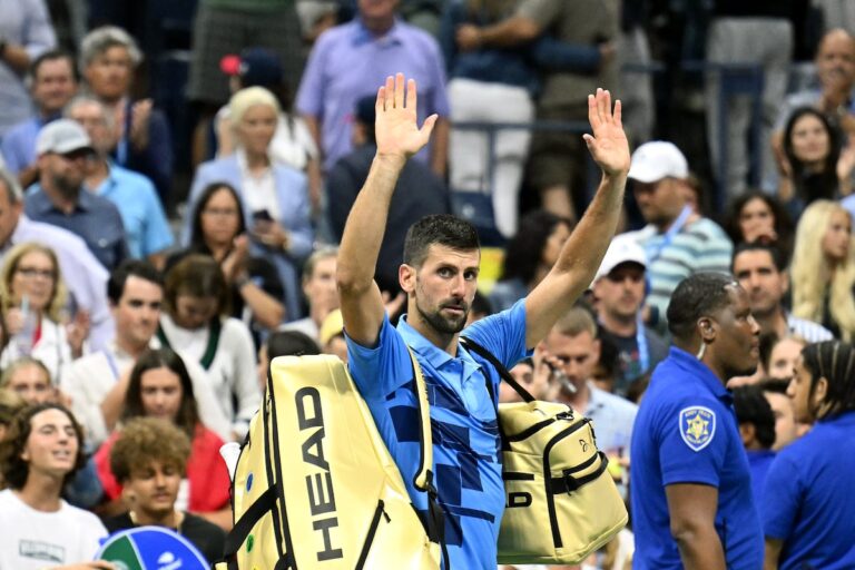 Le champion en titre Novak Djokovic est sous le choc à l'US Open, une nuit après la défaite de Carlos Alcaraz