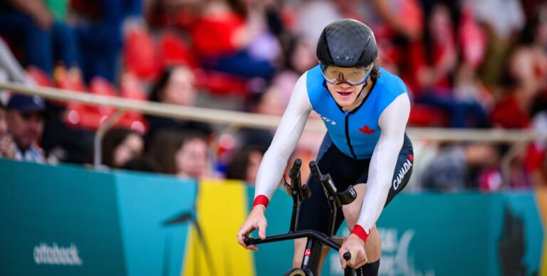 Le cycliste paralympique canadien Alex Hayward vise le podium après une ascension rapide vers le succès