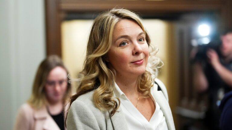 Le député d'Ottawa et ministre du Cabinet répond à la demande de financement du transport en commun de Sutcliffe