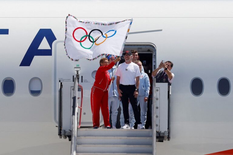 Le drapeau olympique arrive à Los Angeles, ville hôte des Jeux de 2028
