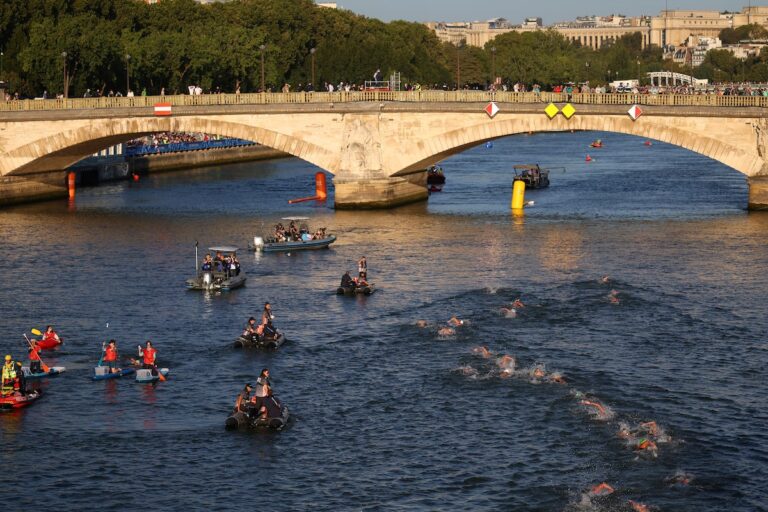 Le maire de Paris affirme que le nettoyage de la Seine sera un héritage durable des Jeux olympiques, même si des questions subsistent sur la qualité de l'eau