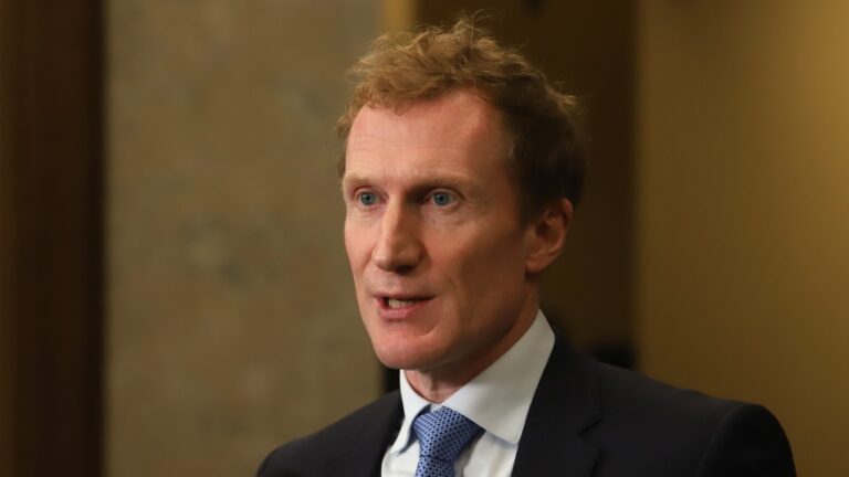 Le ministre de l'Immigration déclare que les changements à venir concernant les niveaux de résidence permanente ne sont « pas cosmétiques », mais « importants »