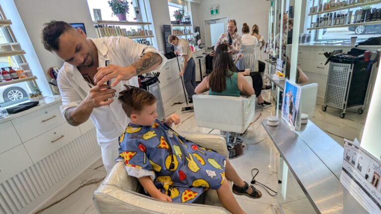 Le propriétaire d'un salon organise une collecte de fonds pour une école de Cambridge, en Ontario, qui vient en aide aux enfants atteints de troubles neurodégénératifs