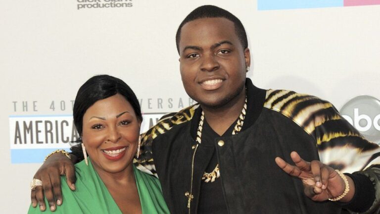 Sean Kingston, right, and his mother Janice Turner arrive at the 40th anniversary American Music Awards, Nov. 18, 2012, in Los Angeles. (Jordan Strauss/Invision/AP file)