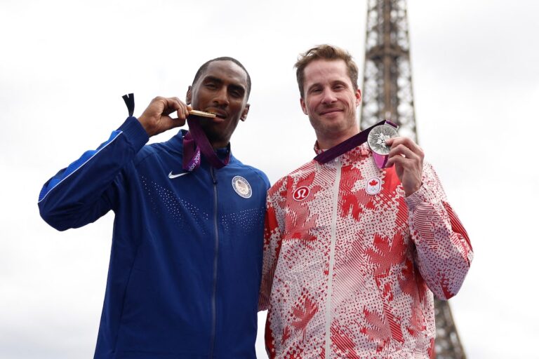 Le sauteur en hauteur canadien Derek Drouin a reçu en retard sa médaille d'argent aux Jeux olympiques de Paris en 2012