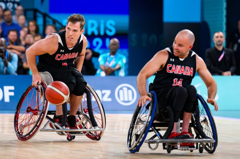 L'équipe de basket-ball surmonte la foule en liesse, les cyclistes remportent deux autres médailles de bronze aux Jeux paralympiques