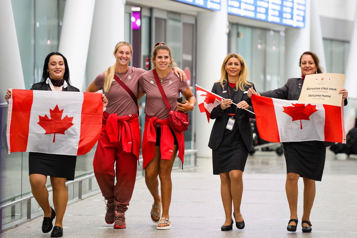 Les Olympiens canadiens rentrent chez eux après des Jeux d'été qui ont battu des records