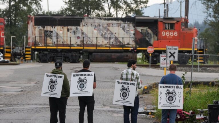 Les Teamsters contestent la décision du ministre de reprendre le service ferroviaire alors que la fermeture du réseau se prolonge