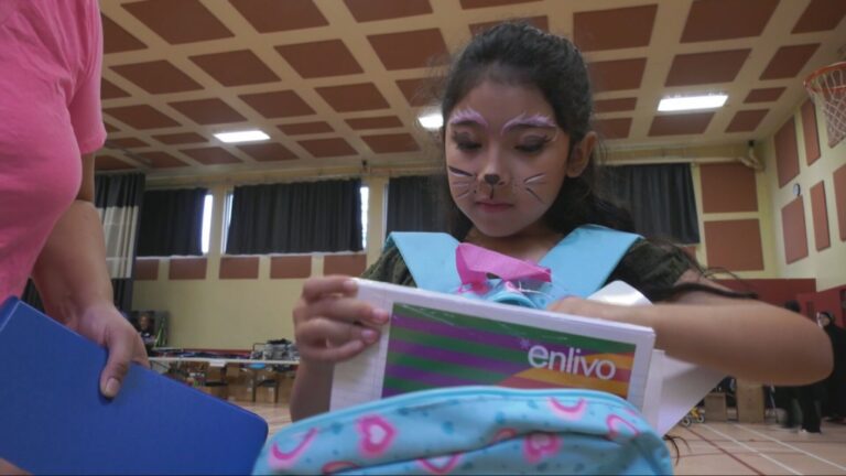 Les enfants dans le besoin reçoivent des sacs à dos remplis de fournitures scolaires de plus en plus coûteuses