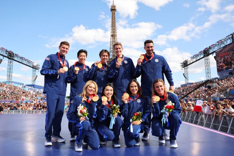 Les patineurs artistiques américains et japonais reçoivent les médailles de Pékin à Paris lors d'une cérémonie tant attendue