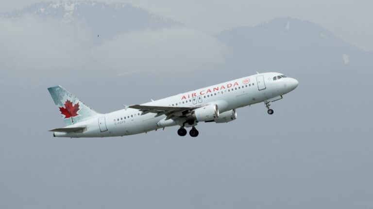 Les pilotes d'Air Canada organisent une manifestation à Vancouver en prévision d'une grève potentielle