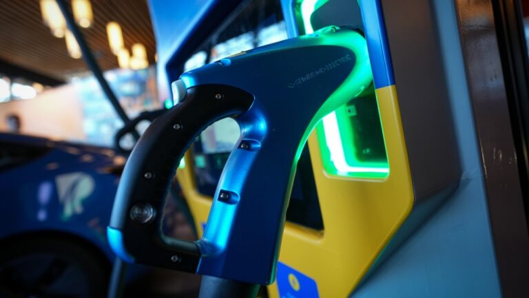 Les prix des véhicules électriques doivent baisser d'un tiers si le Canada veut atteindre ses objectifs de vente, selon un rapport gouvernemental