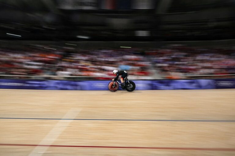 Les records du monde sont battus en cyclisme sur le vélodrome olympique. Il y a plusieurs raisons à cela