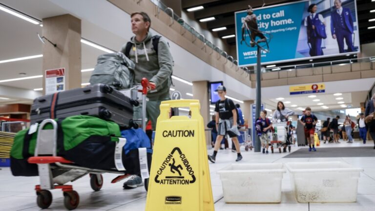 Les tarifs aériens pourraient augmenter après que la grêle à Calgary a forcé WestJet à annuler des vols, selon les experts