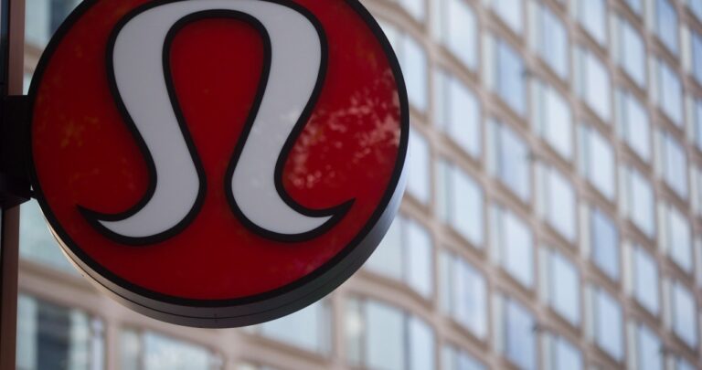 Lululemon réduit ses prévisions pour l'ensemble de l'année en raison des difficultés liées à la « nouveauté » de sa gamme de vêtements pour femmes