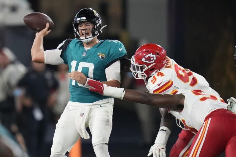 Mac Jones trouve « une grande joie dans la compétition » alors qu'il se bat pour un rôle de remplaçant avec les Jaguars de sa ville natale