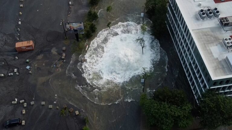 Nettoyage en cours après la rupture d'une conduite d'eau à Montréal qui a inondé des rues et des maisons