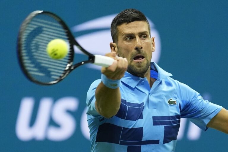 Novak Djokovic entame sa quête d'un 25e titre du Grand Chelem avec une victoire en trois sets à l'US Open