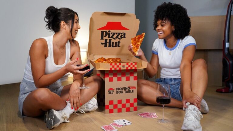 Pizza Hut propose une boîte à pizza qui se plie en table