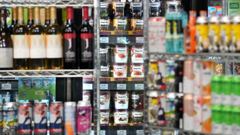 Plus de la moitié des dépanneurs de l'Ontario seront autorisés à vendre de la bière et du vin à compter du mois prochain