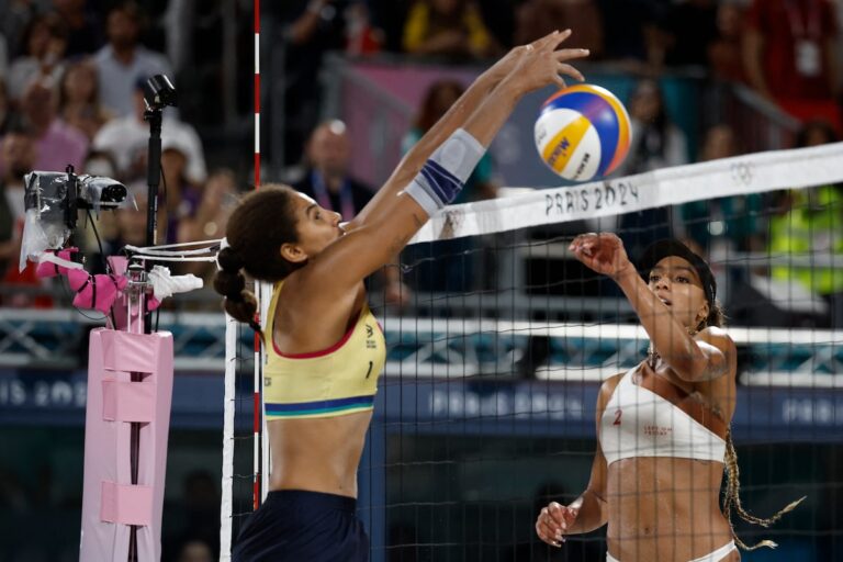 Que se passe-t-il aujourd'hui aux Jeux olympiques : le Canada remporte l'argent au volleyball de plage féminin, l'or au relais 4x100 mètres masculin et le Japon remporte la première médaille d'or du breakdance