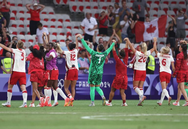 Que s'est-il passé le cinquième jour aux Jeux olympiques : l'équipe féminine de soccer du Canada a battu la Colombie et s'est qualifiée pour les quarts de finale