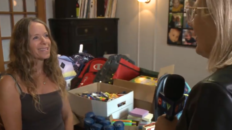 Questions et réponses : La communauté de Carolyn offre des sacs à dos et des fournitures aux familles montréalaises dans le besoin