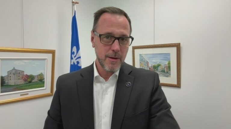 Roberge rencontrera des groupes anglophones mardi dans un contexte de confusion autour de la nouvelle directive sur les soins de santé