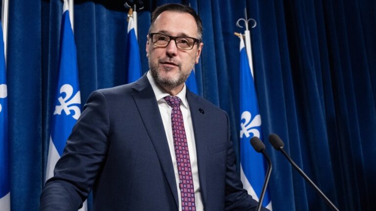 Roberge répond aux inquiétudes concernant les nouvelles règles de santé touchant la communauté anglophone