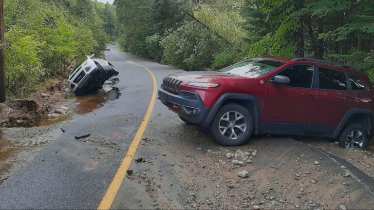 Sauvetage spectaculaire à Harrington, au Québec, alors qu'un couple se retrouve coincé dans une route inondée