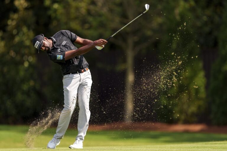 Scottie Scheffler se rapproche d'un prix de 25 millions de dollars à la FedEx Cup grâce à une série de birdies en fin de parcours