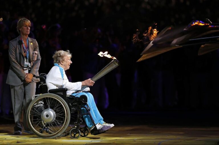 Sous la mer et sur terre, la flamme paralympique de Paris s'allume avant d'entamer un voyage exceptionnel
