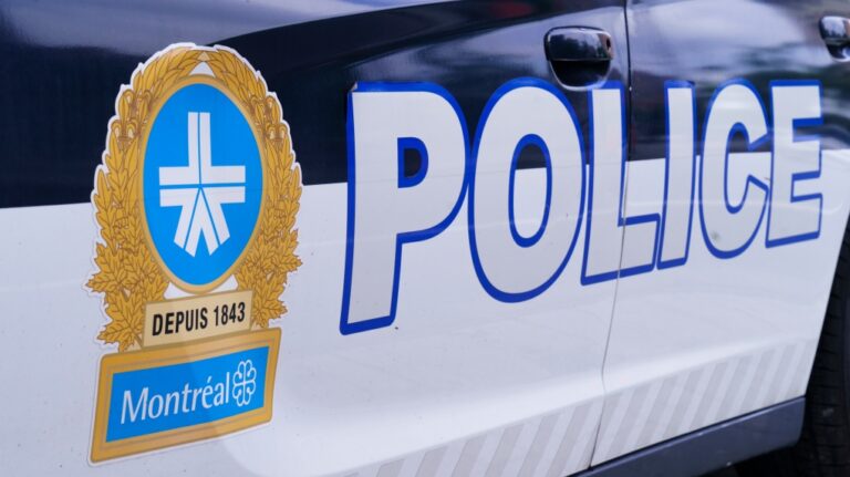 Un cycliste de 70 ans heurté par une voiture au centre-ville de Montréal est dans un état critique, selon la police
