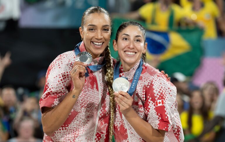 Un duo canadien remporte l'argent dans un match historique de volleyball de plage féminin