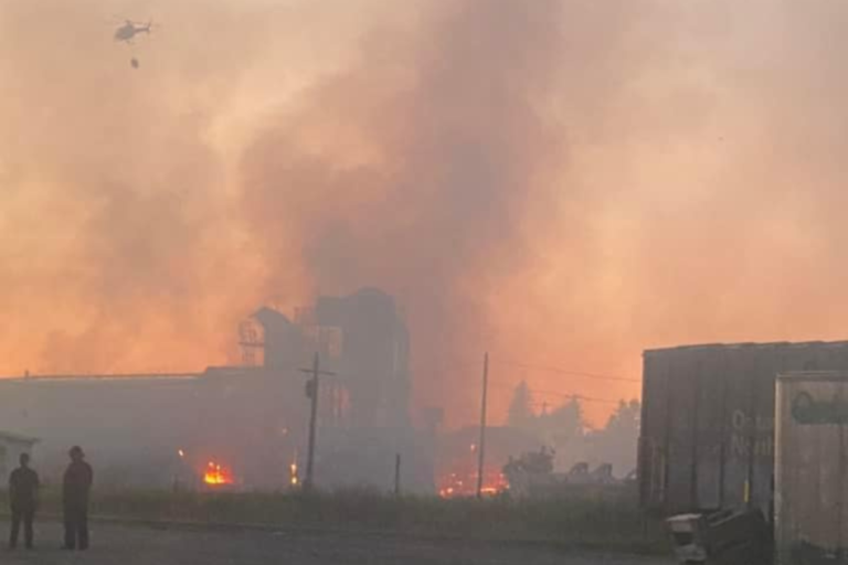 Un incendie ravage l'usine de contreplaqué historique de Cochrane