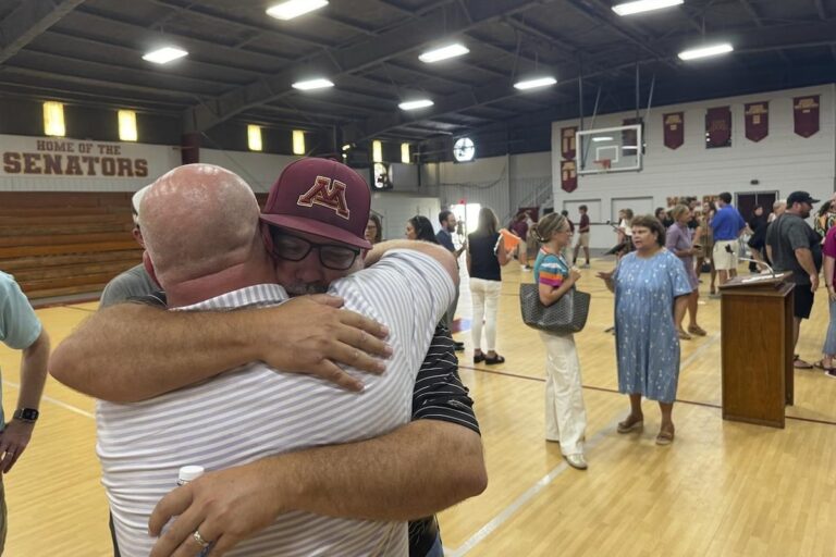 Un lycée d'Alabama rend hommage à un joueur de football américain décédé après avoir subi une blessure lors d'un match