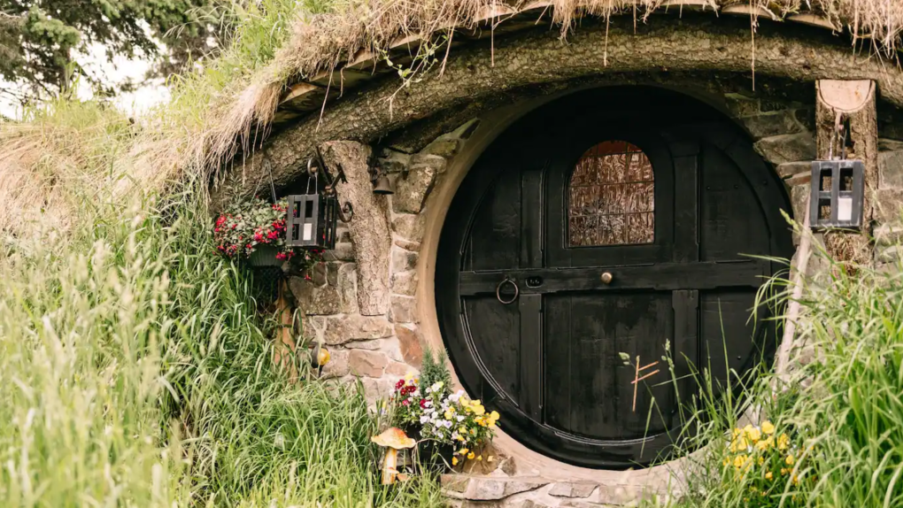 Un ranch de Colombie-Britannique sur le marché pour 2,5 millions de dollars est doté de son propre trou de hobbit