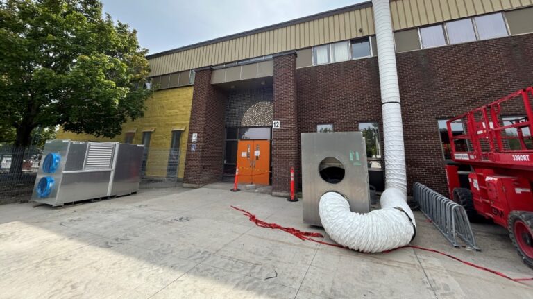Un risque potentiel d'amiante retarde le retour en classe de près de 1400 élèves à l'école secondaire Laval