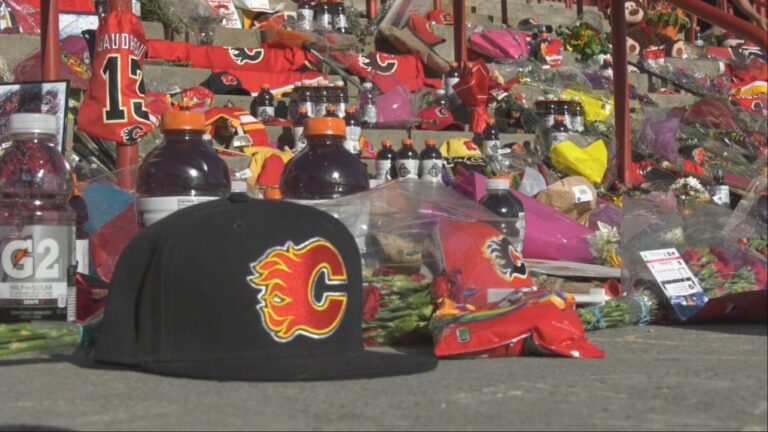Gatorade violet et Skittles : les fans de Calgary laissent des souvenirs en hommage à Johnny Gaudreau