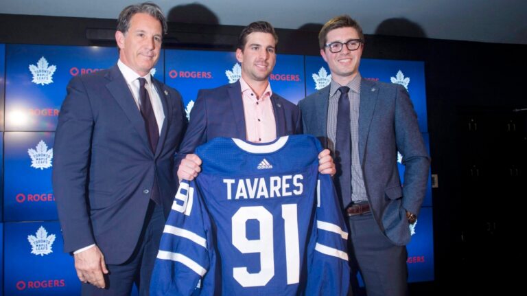 John Tavares, centre, poses with then-Toronto Maple Leafs General Manager Kyle Dubas, right, and President Brendan Shanahan after Tavares signed in 2018. (Chris Young/The Canadian Press)