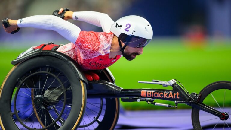 De nouveau en or, le coureur en fauteuil roulant canadien Brent Lakatos de retour sur la plus haute marche du podium paralympique