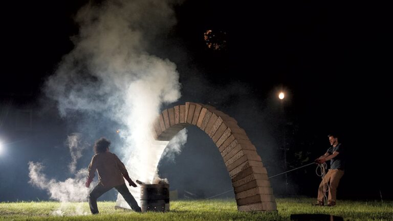 Dans « Arch », les artistes construisent une sculpture, puis la regardent fondre