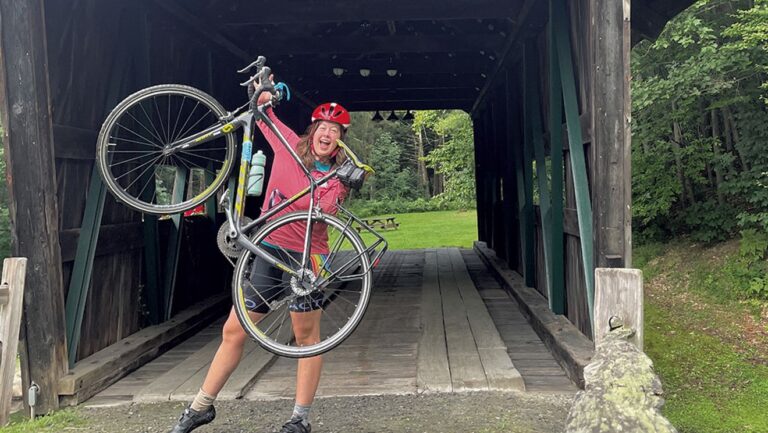 Eva Gerstle aime tellement les ponts couverts du Vermont qu'elle les a traversés à vélo