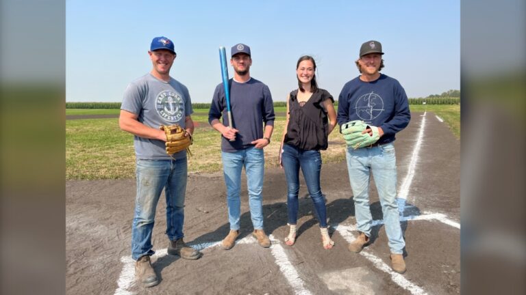 « Une plume à notre chapeau » : « Champ de rêves » recréé au Manitoba